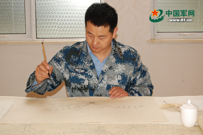 翰墨礪兵魂 空政文藝創(chuàng)作室書畫家走進空降兵某師采風創(chuàng)作紀實